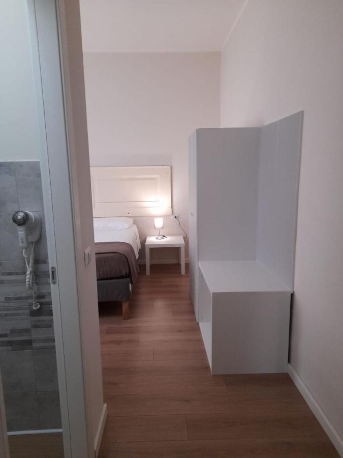 Affittacamere The Door In The Room And Parking Space Garlate Esterno foto